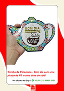 Enfeite de Porcelana - "Um Bom Dia com uma pitada de Fé e uma dose de Café!"